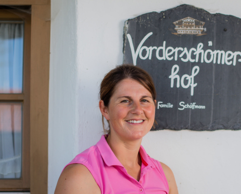 Auf dem Vorderschömerhof begrüßt Sie Michaela Schöffmann